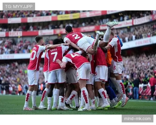 阿森纳球迷热情追捧，萨卡荣登酋长球场新宠