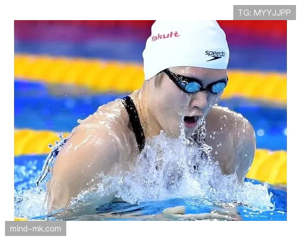 叶诗文比赛后直接躺沙发，手里还握着奶茶，这画面我服